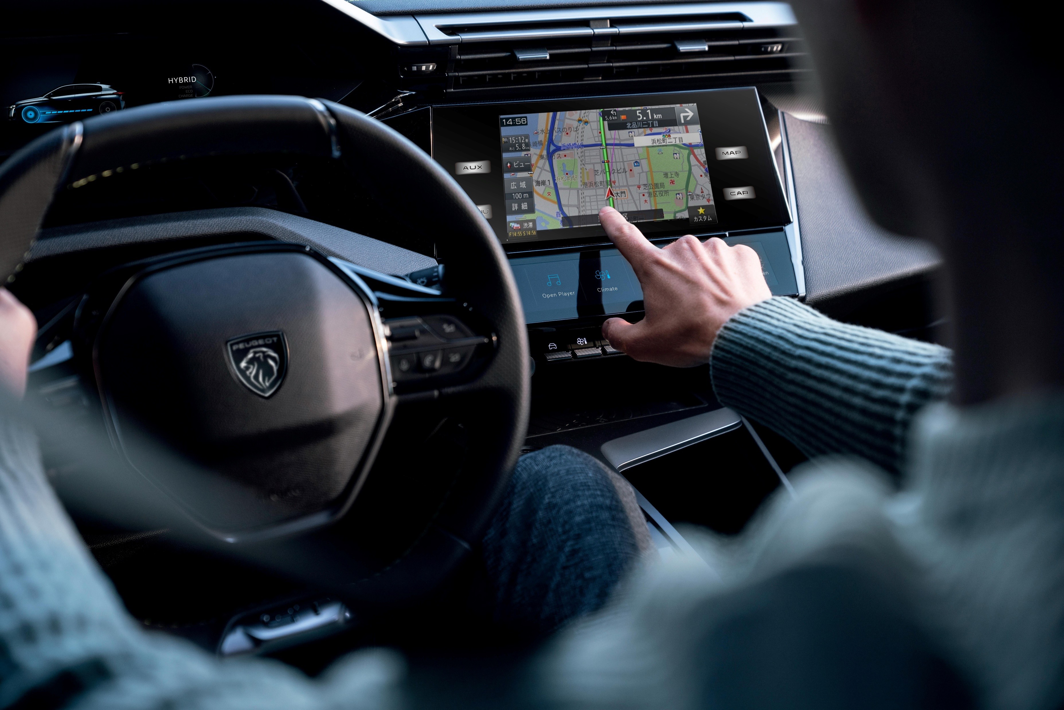 Peugeotの純正ディスプレイで車種専用ナビを操作する車内